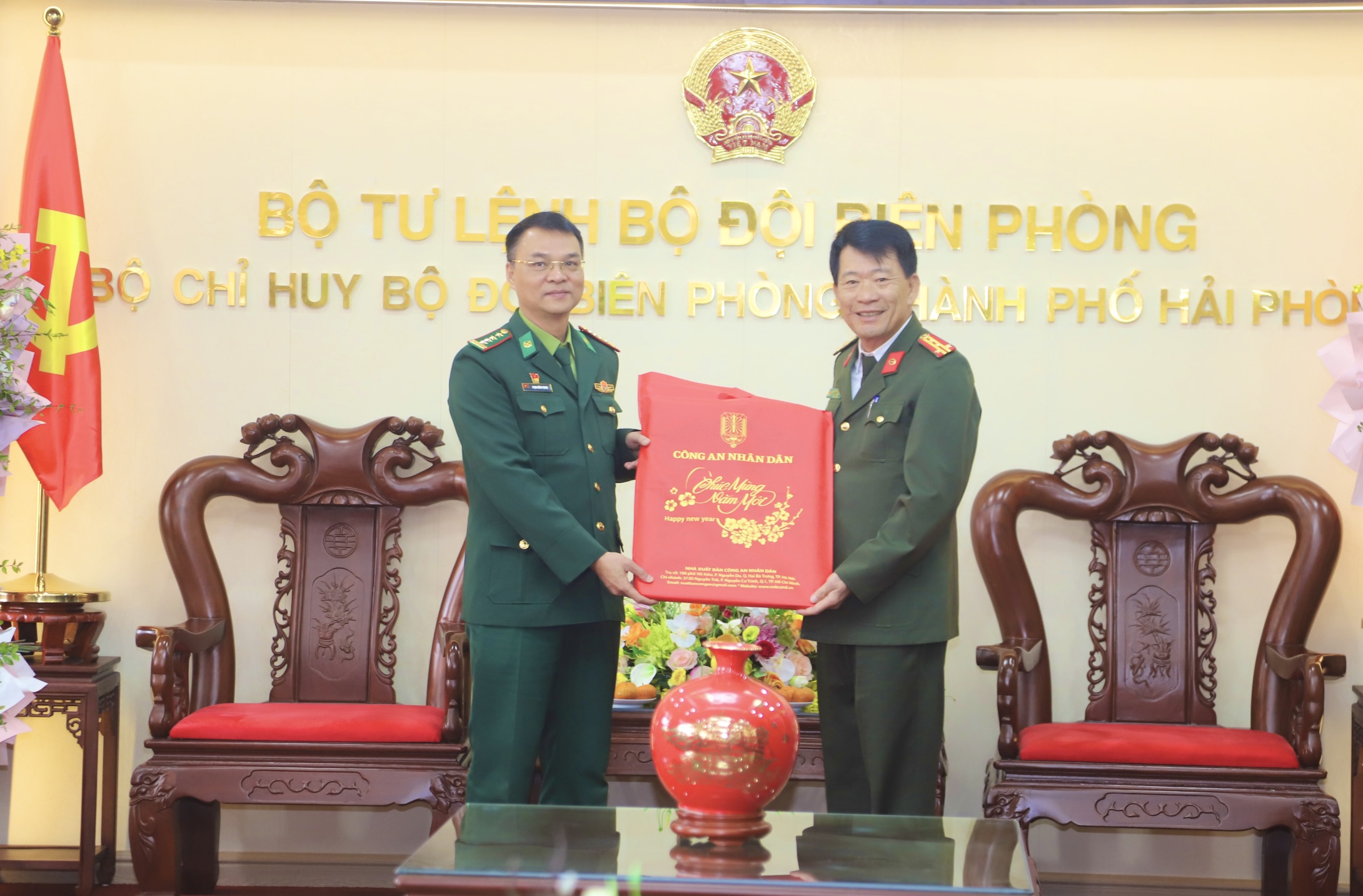 Lãnh đạo CATP chúc mừng Bộ Chỉ huy Bộ đội Biên phòng thành phố nhân kỷ niệm 80 năm Ngày thành lập quân đội nhân dân Việt Nam